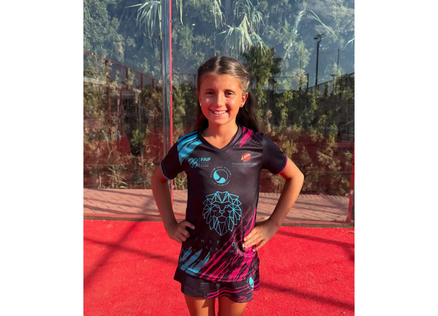 Alumna sonriente en la sesión de entrenamiento técnico de FNS Padel