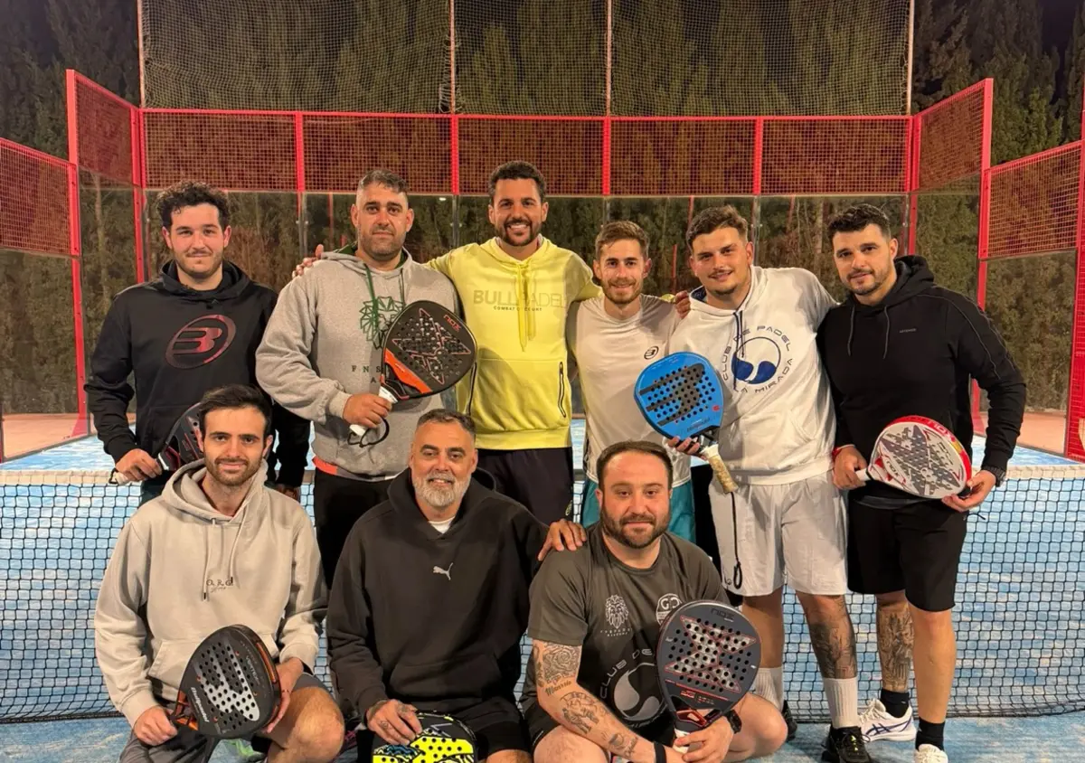 Grupo de alumnos de la Escuela de Adultos de FNS Padel Academy en la pista
